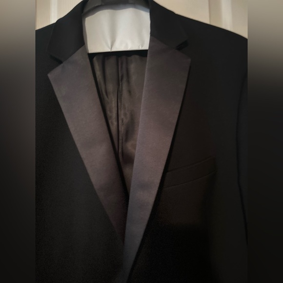 Jos A-Bank Tuxedo jacket. S 52R. Worn once Excellent condition. - Picture 2 of 8